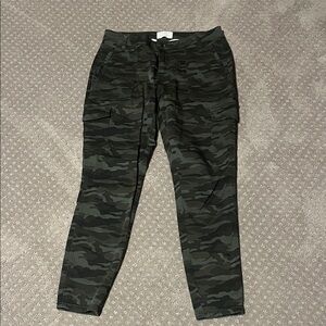 Caslon Women’s Camouflage Cargo Pants Size 28 Petite